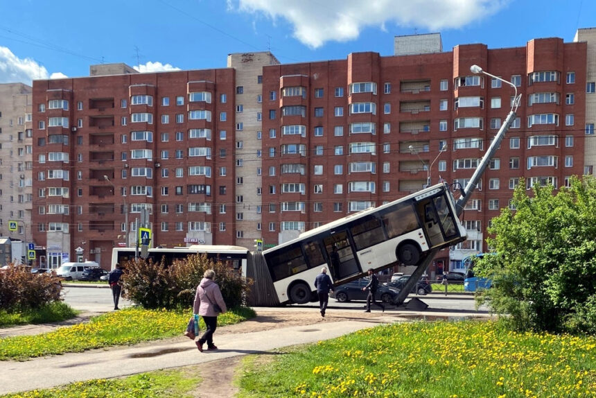 дтп, авария, автобус, столкновение со столбом