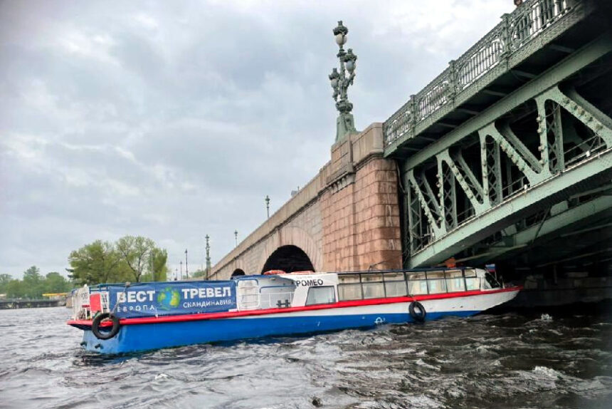 навал теплохода на Троицкий мост