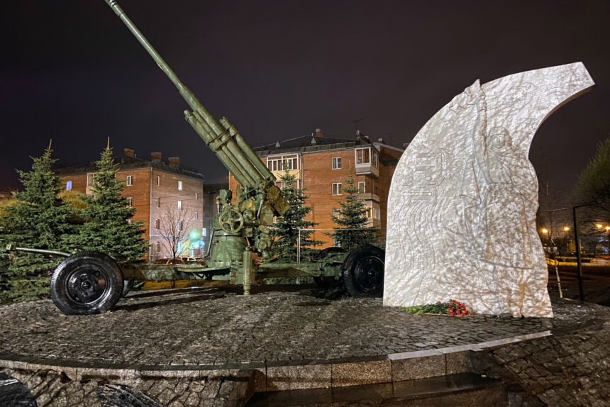 памятник регулировщице и зенитное орудие, дорога жизни, подсветка