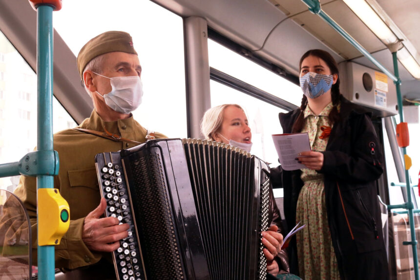 Трамвай Победы, музыканты, военные песни, гармонист