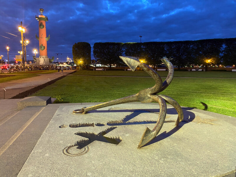 якорь Петровского времени, Биржевая площадь, Ростральная колонна