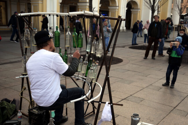 уличный музыкант, стеклянная музыка, игра на бутылках