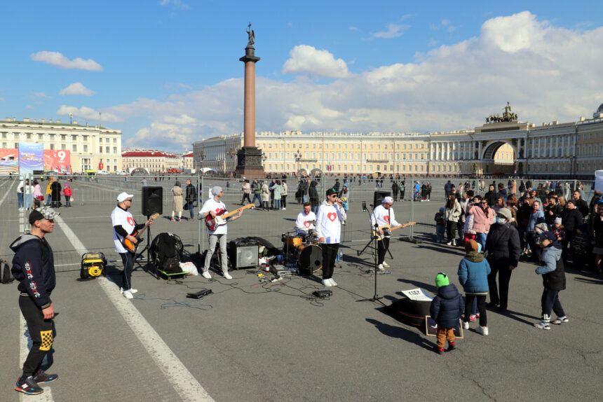 уличные музыканты, Дворцовая площадь, Александровская колонна