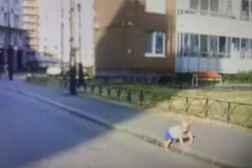 выползший на дорогу ребёнок