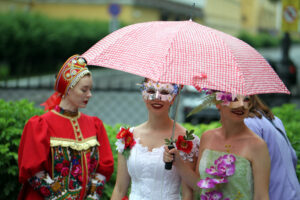 фестиваль цветов, девушки, модели, зонты, зонтики, дождь
