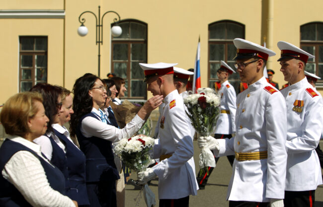 выпуск в суворовском военном училище, курсанты, священник, кропление святой водой
