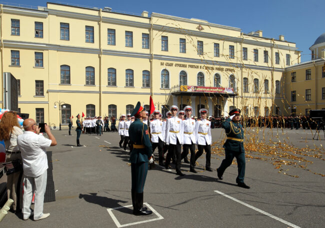 выпуск в суворовском военном училище, курсанты, священник, кропление святой водой