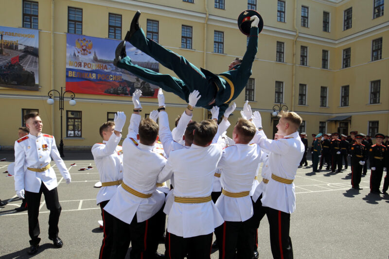 выпуск в суворовском военном училище, курсанты, священник, кропление святой водой