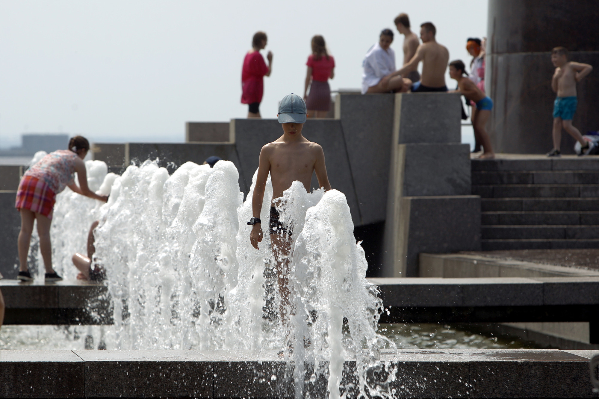 Жара купаться. Лето жара фонтан дети. Дети фонтан жара купание. Парк 300 летия Петербурга фонтан дети. Купание в фонтане.