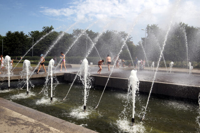 купание в фонтанах, дети, жара, погода, лето, парк 300-летия Петербурга