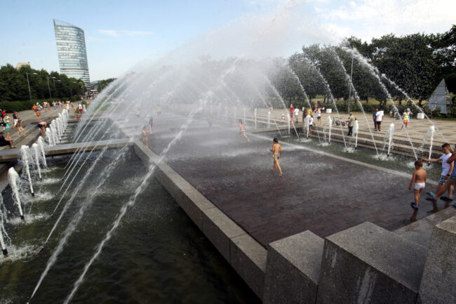 купание в фонтанах, дети, жара, погода, лето, парк 300-летия Петербурга