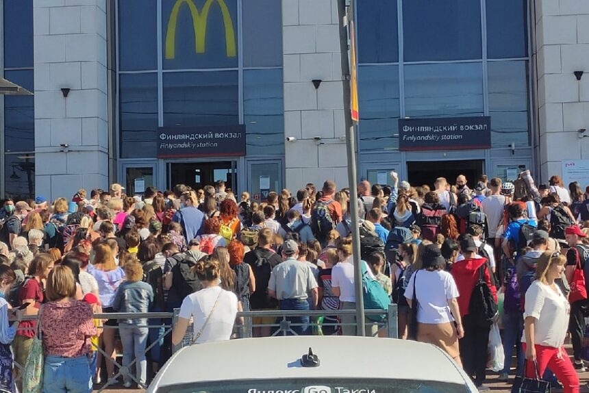 толпа у Финляндского вокзала