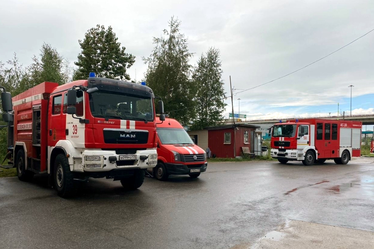 Фото пожарных в шушарах. Автомобиль "пожарная машина". Автомобиль МЧС. Пожарные в Шушарах сегодня. Пожар Шушары 09.11.2021.