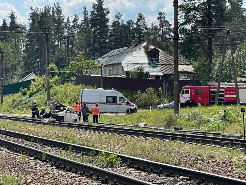 дтп, столкновение автомобиля с тепловозом, Орехово, чп на железной дороге