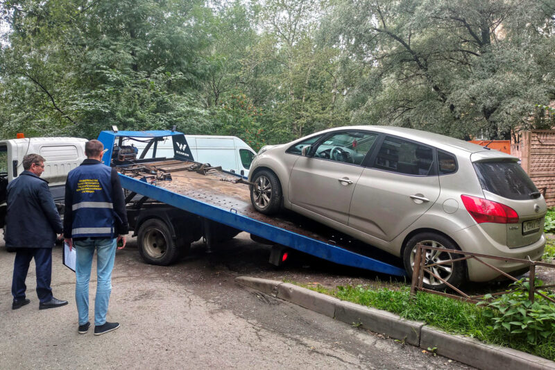 эвакуация автомобиля, эвакуатор, парковка на газоне