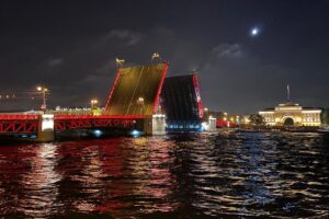 разведённый Дворцовый мост, художественная подсветка, красная подсветка