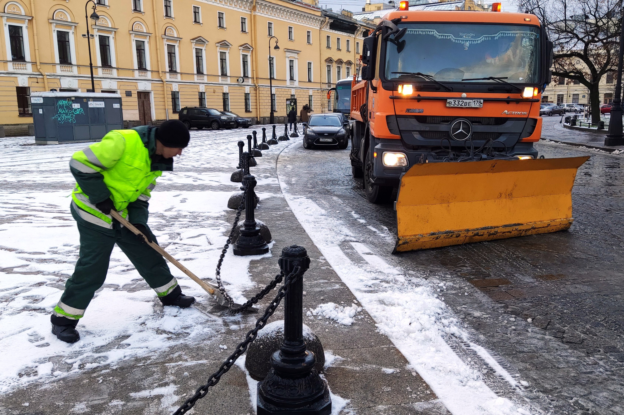 Петербург 25 ноября. Уборка снега на дорогах города. Санкт-Петербург снег. Снегоплавильный пункт. Снегопад в городе.