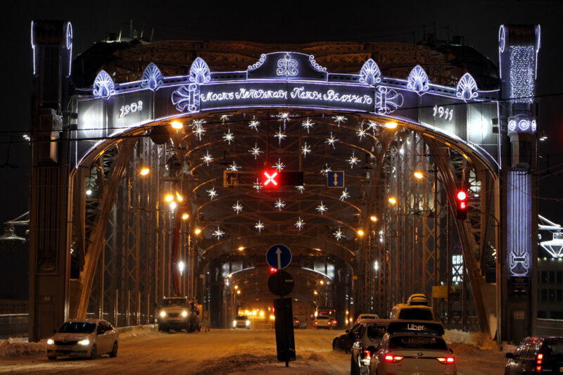 новогодние украшения, новогоднее оформление. Большеохтинский мост