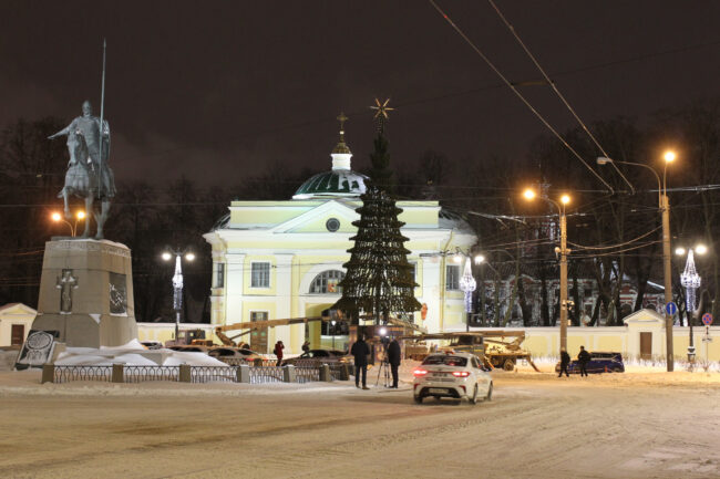 новогодние украшения, новогодняя ёлка, монтаж новогодней ели, площадь Александра Невского
