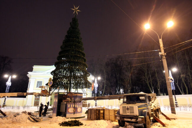 новогодние украшения, новогодняя ёлка, монтаж новогодней ели, площадь Александра Невского