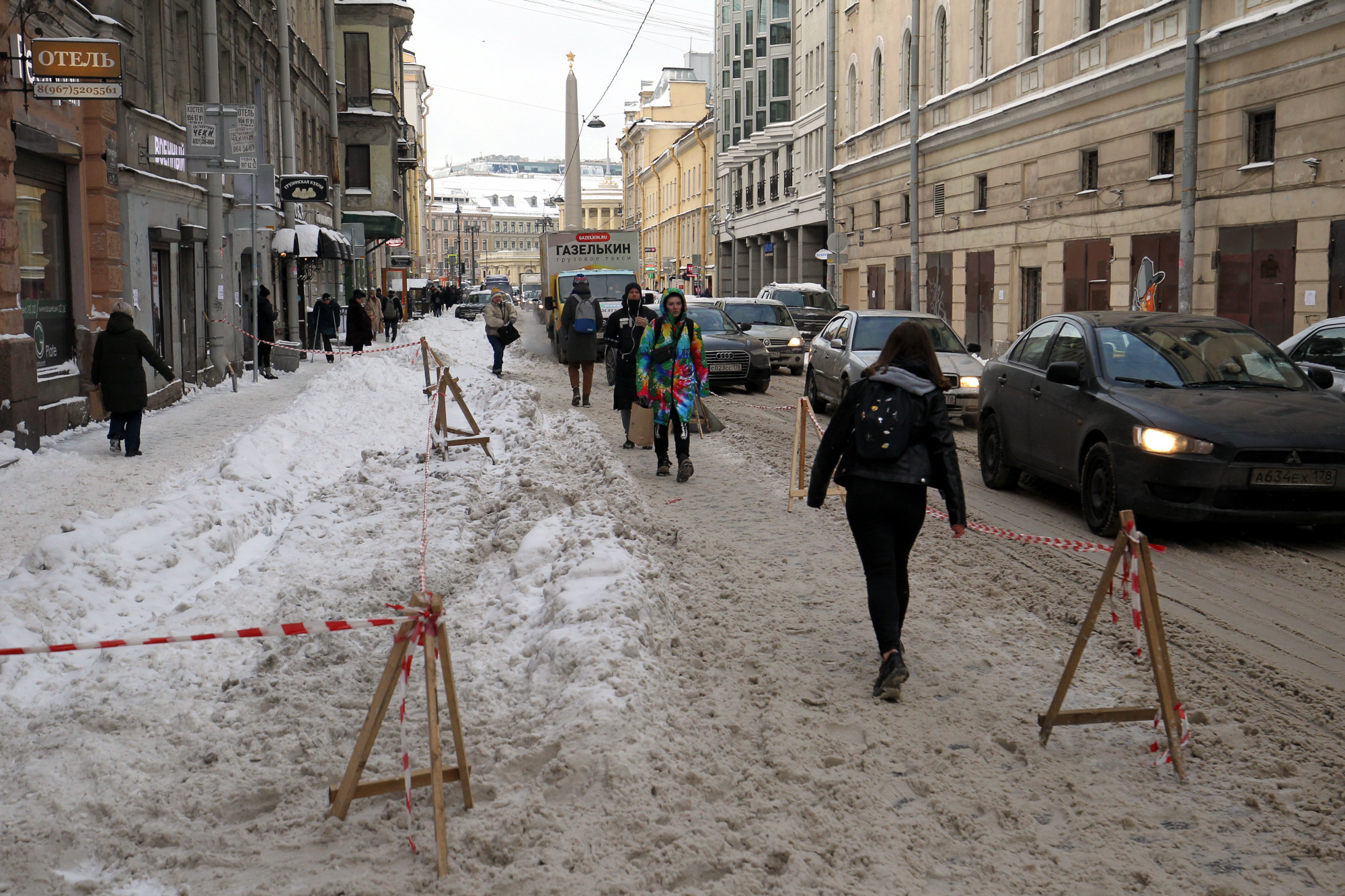 Уборка снега в спб. Заснеженный Петербург. Варламов на сугробе в СПБ. Сугробы в Петербурге. Снег в Питере.