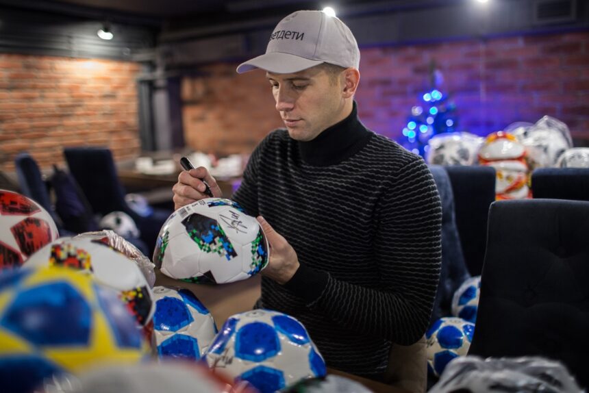 Михаил Кержаков, футболист, вратарь Зенита, благотворительная акция, автограф