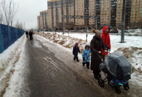 тротуар, снег, слякоть, зима, уборка снега, женщины с колясками, дети, молодые мамы
