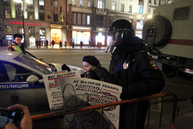 антивоенный митинг, акция протеста, конфликт на Украине, полиция, художница Елена Осипова