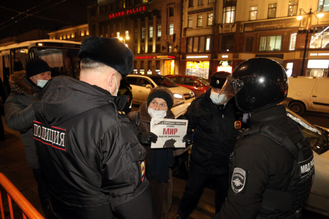 антивоенный митинг, акция протеста, конфликт на Украине, полиция, пожилая женщина, пенсионерка