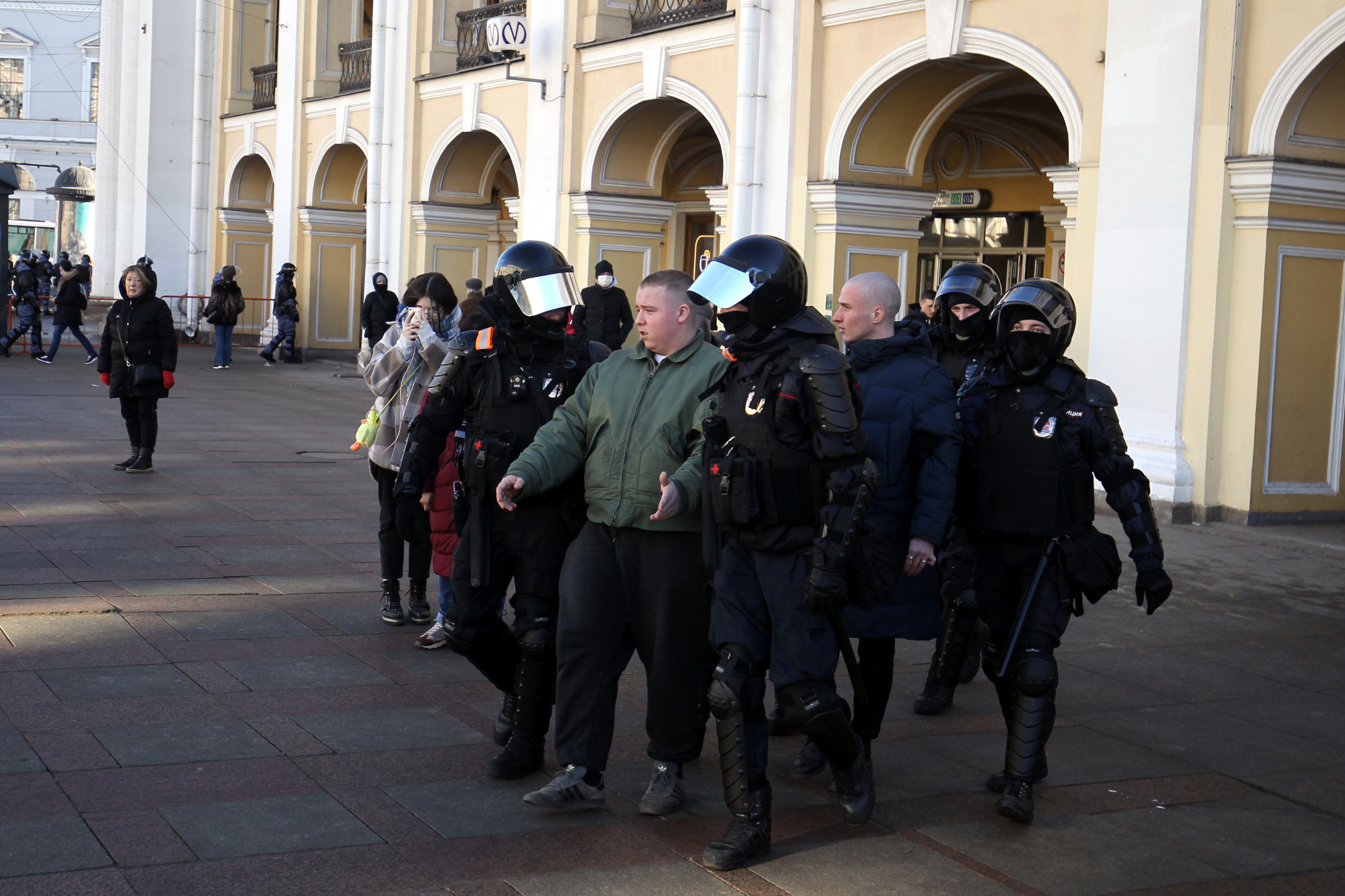 Хлопки в петербурге сейчас. Гостиный двор митинг задержания. Протесты в Питере. Протесты в России.