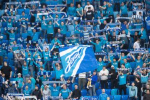 Российская Премьер-Лига 2021/22, матч Зенит - Локомотив, футбол, фанаты, флаги