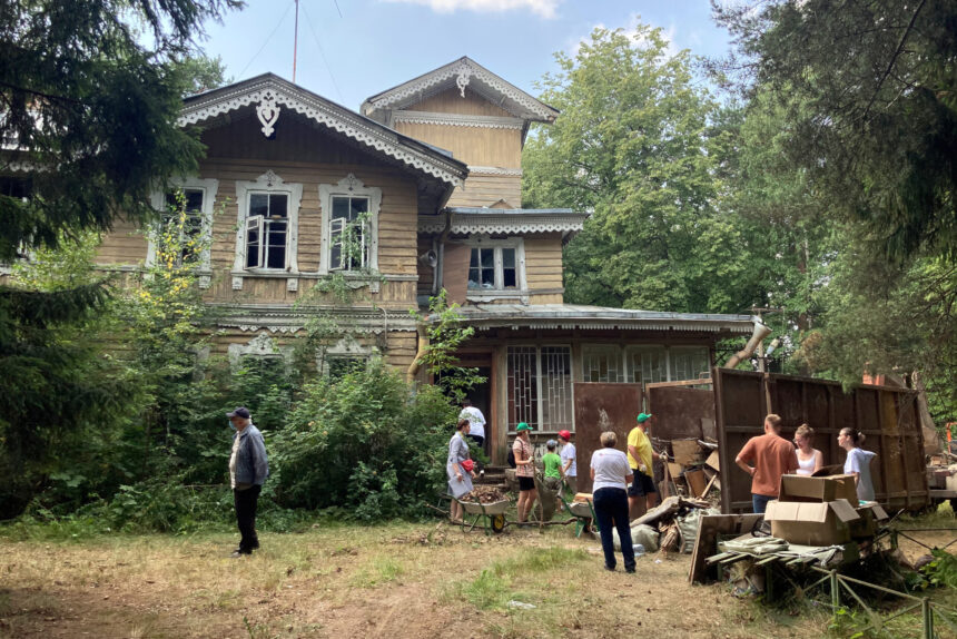 дача Леснер, деревянное здание, деревянное зодчество, памятник архитектуры, субботник, волонтёры, уборка
