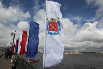 флаги, украшения, день города, герб Петербурга, Петропавловская крепость, Дворцовый мост