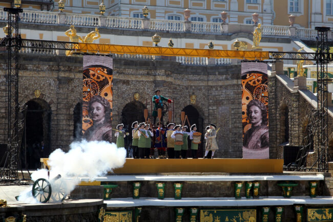 праздник фонтанов в Петергофе