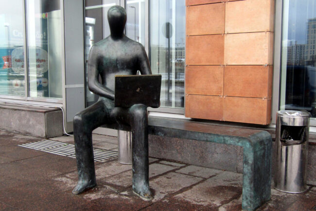 Памятник менеджеру, человек с ноутбуком, Аптекарская набережная 20