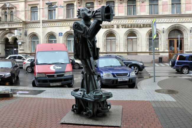 Памятник режиссёру, человек с мегафоном, улица Правды 13