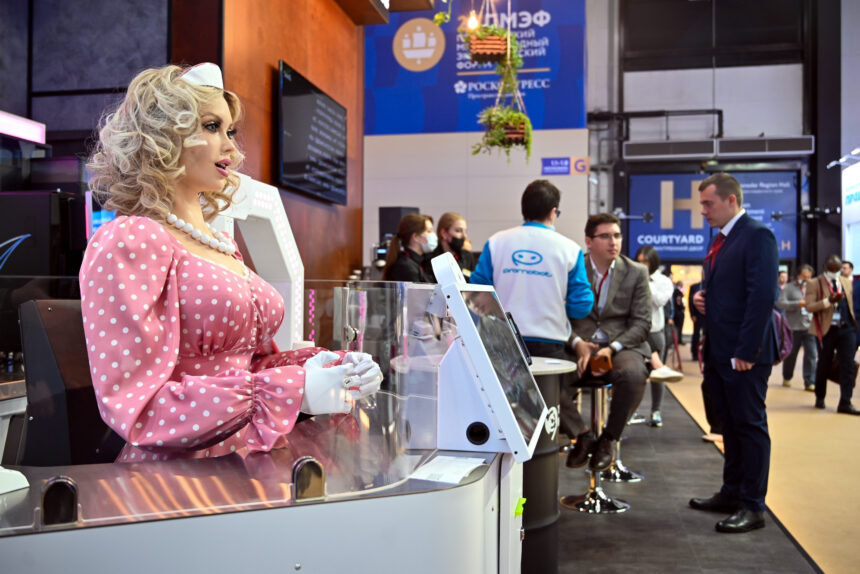петербургский международный экономический форум, ПМЭФ 2022, робот Дуняша, гиноид, искусственная девушка
