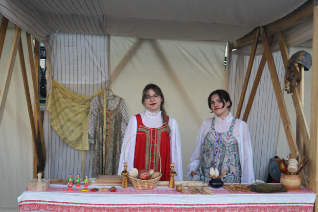 фестиваль Окно в Европу, девушки, косплей, народные костюмы