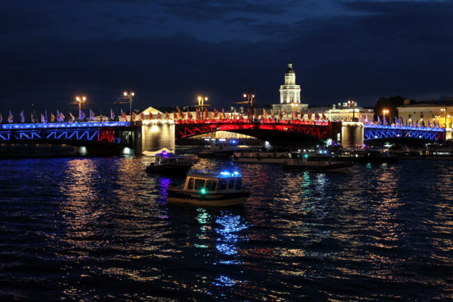 Дворцовый мост, подсветка, День России, водная полиция