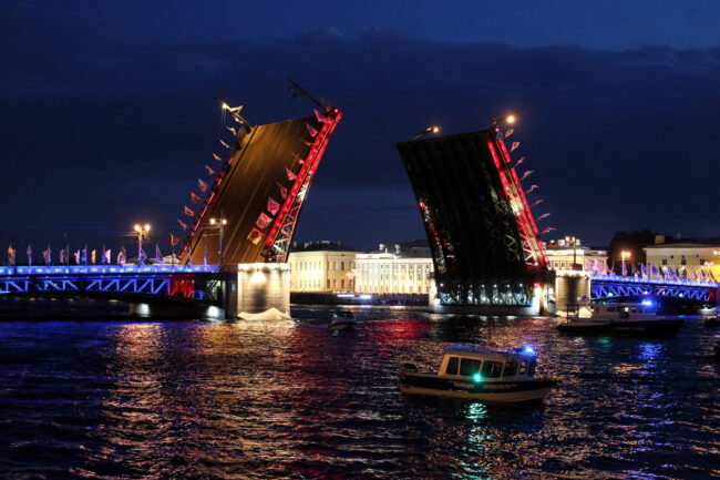 разведённый Дворцовый мост, подсветка, День России, водная полиция
