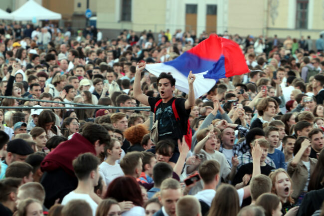 алые паруса, концерт на Дворцовой площади, молодёжь, выпускники, флаг России