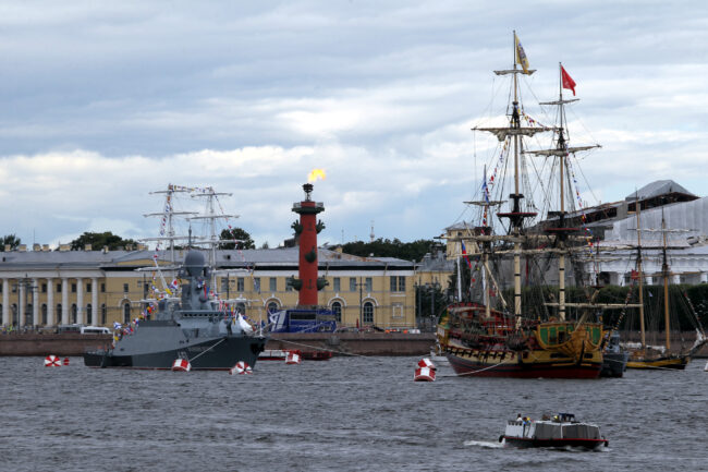 день ВМФ, парусник, корабль Полтава, корабль Великий Устюг 651