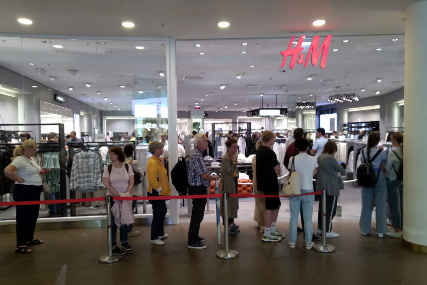 очередь в магазин H&M, торговый центр Галерея