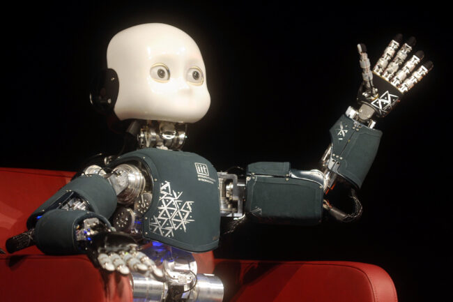 человекоподобный робот iCub