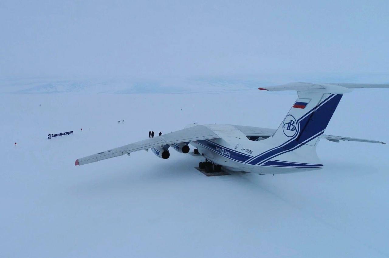транспортный самолёт Ил-76, аэродром, станция Прогресс, Антарктида, полярные исследования, полярники