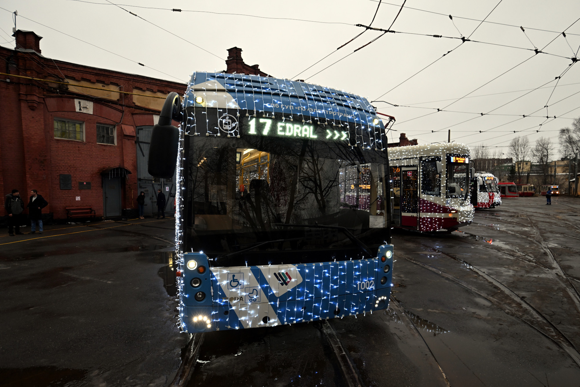 Троллейбусы 2022. Новогодний трамвай. Новогодний троллейбус. Украшенные трамваи в Питере. В Петербурге новогодний троллейбус.