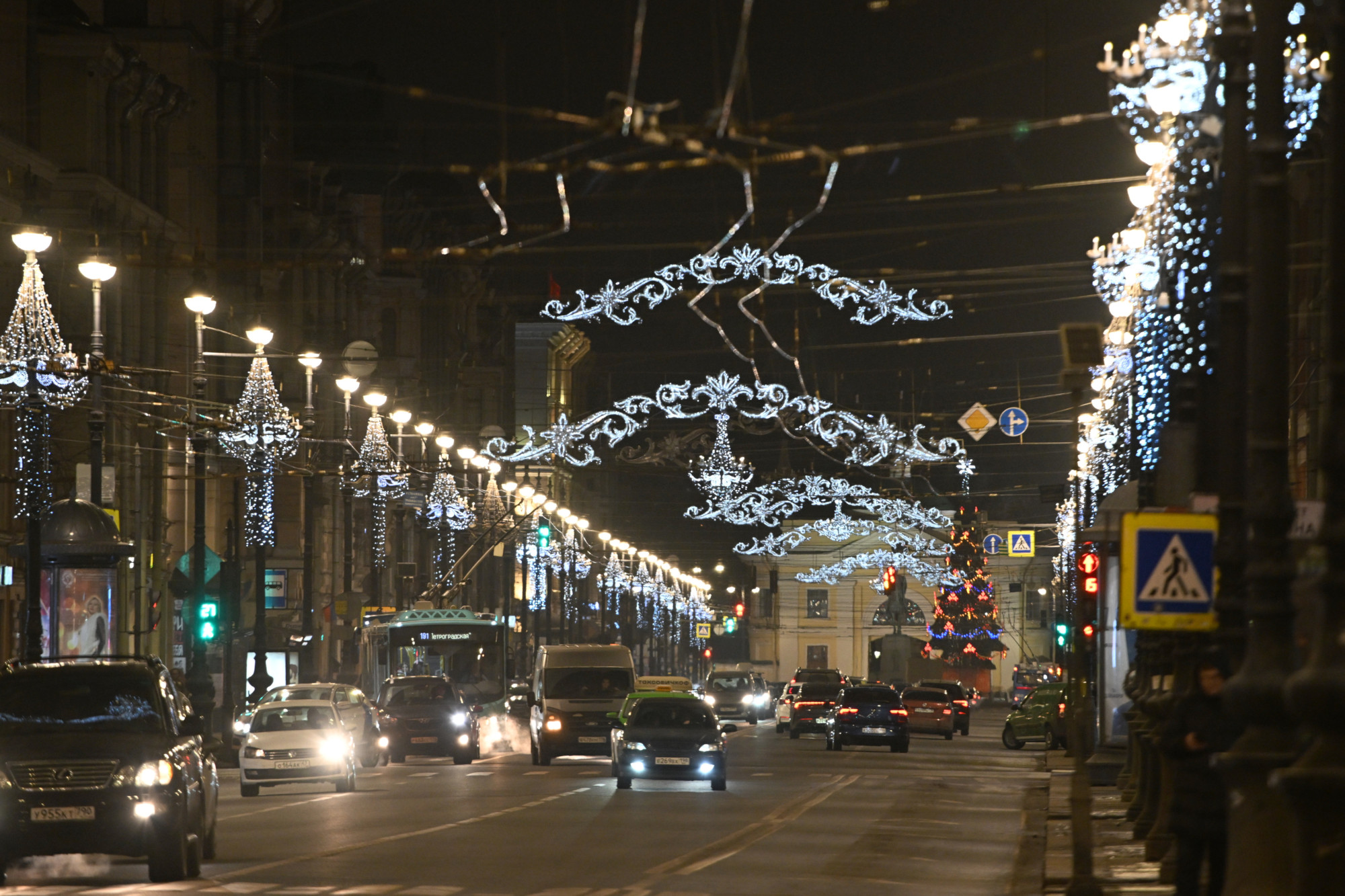 Новогоднее убранство петербурга. Новогоднее убранство города. Новогоднее оформление улиц. Новогоднее убранство улиц. Украсить улицу к новому году.