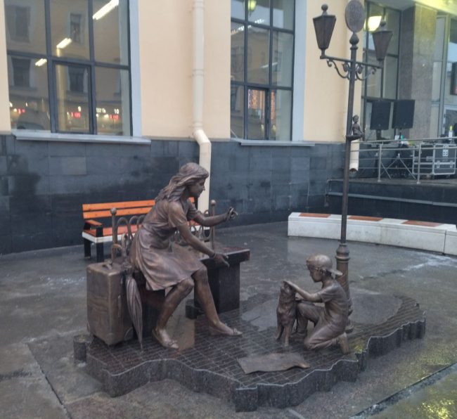 памятник туристам на Московском вокзале