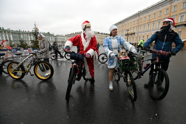 велопробег Дедов Морозов и Снегурочек, велосипедисты