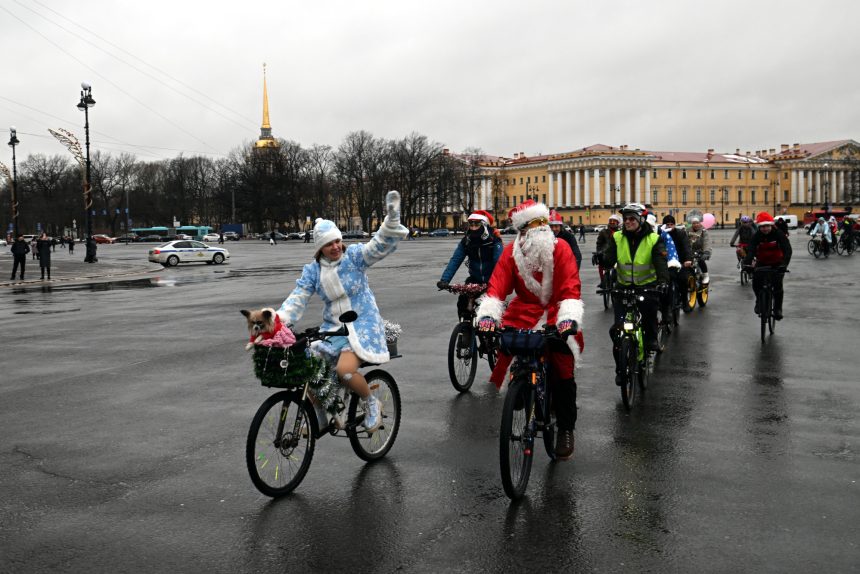 велопробег Дедов Морозов и Снегурочек, велосипедисты